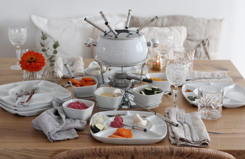 Vegetarisches Fondue Gemüse im Backteig mit Kürbis Hummus und Rauna Dip