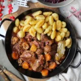 Maroni Rinderschmortopf mit Thymian Gnocchi und Blaukraut