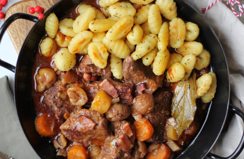 Maroni Rinderschmortopf mit Thymian Gnocchi und Blaukraut