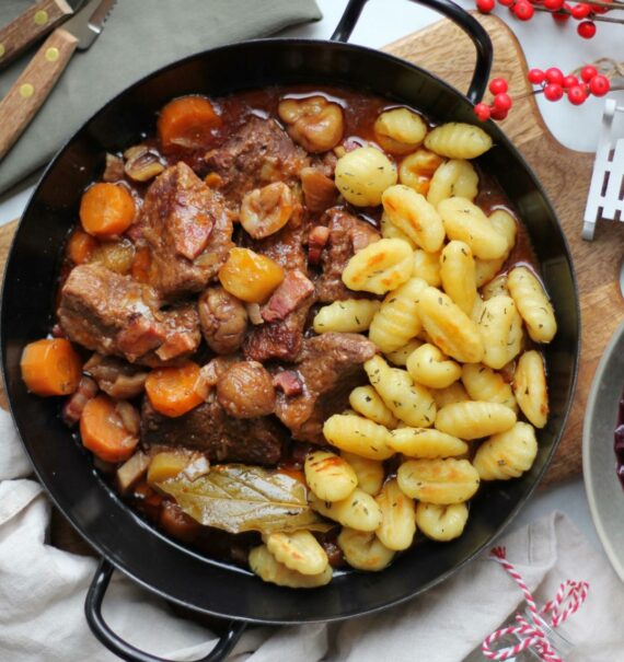 Maroni Rinderschmortopf mit Thymian Gnocchi und Blaukraut