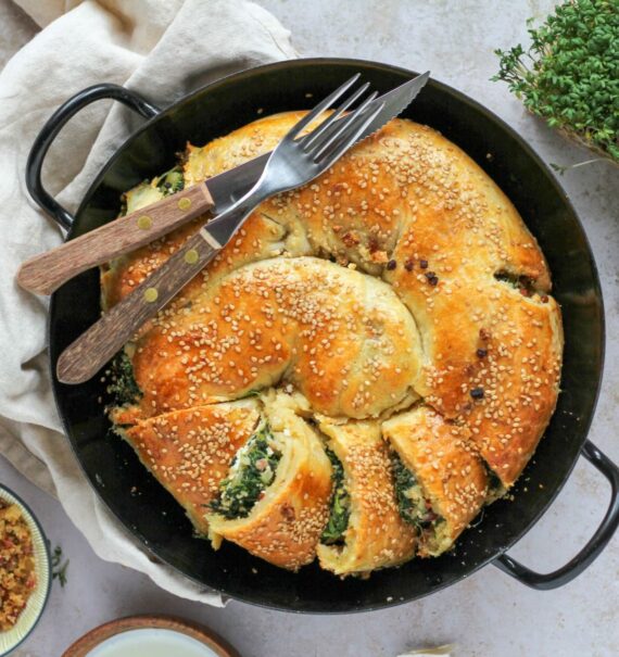 Spinatstrudel mit Feta-Käse und Speckbröseln