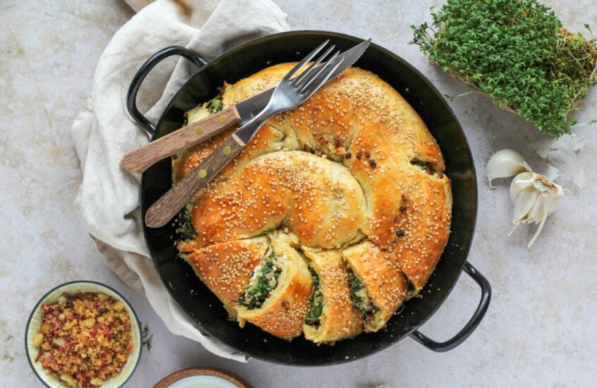 Spinatstrudel mit Feta-Käse und Speckbröseln
