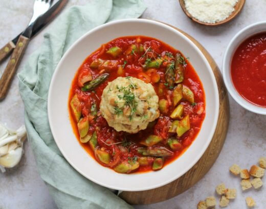 Dinkel Semmelknödel auf Spargel-Tomaten-Ragout