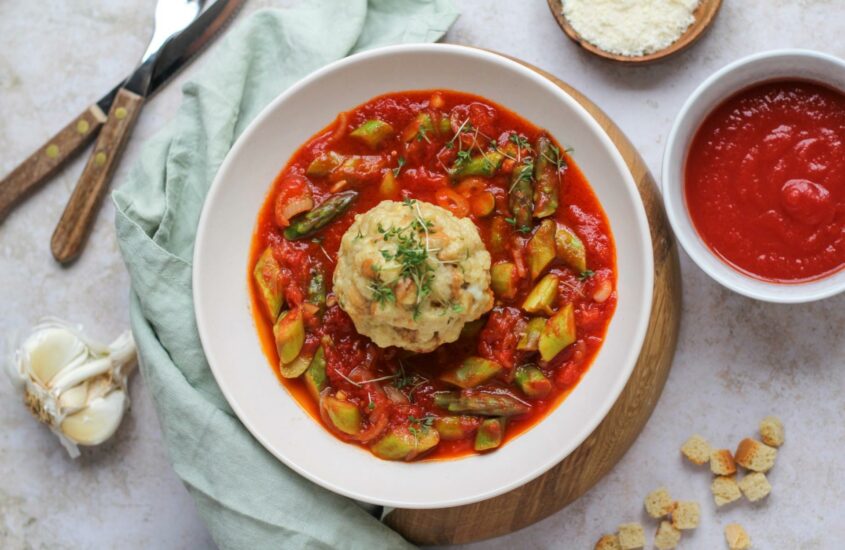 Dinkel Semmelknödel auf Spargel-Tomaten-Ragout