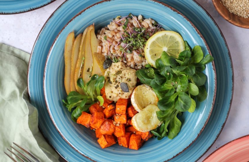 Salat Bowl mit gerösteten Süßkartoffeln