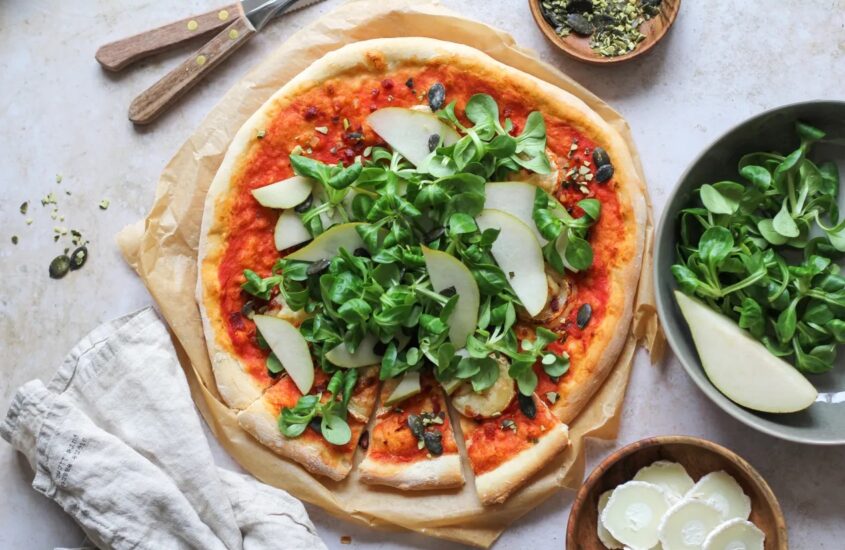 Pizza mit Birnen und Vogelsalat