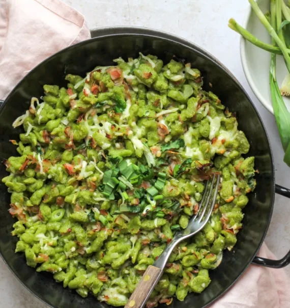 Bärlauchspätzle mit Schinken und Käse