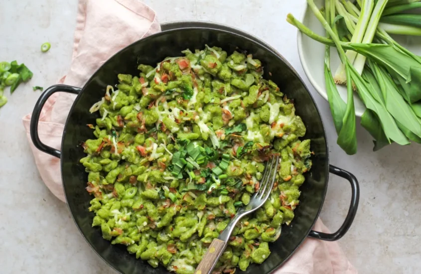 Bärlauchspätzle mit Schinken und Käse