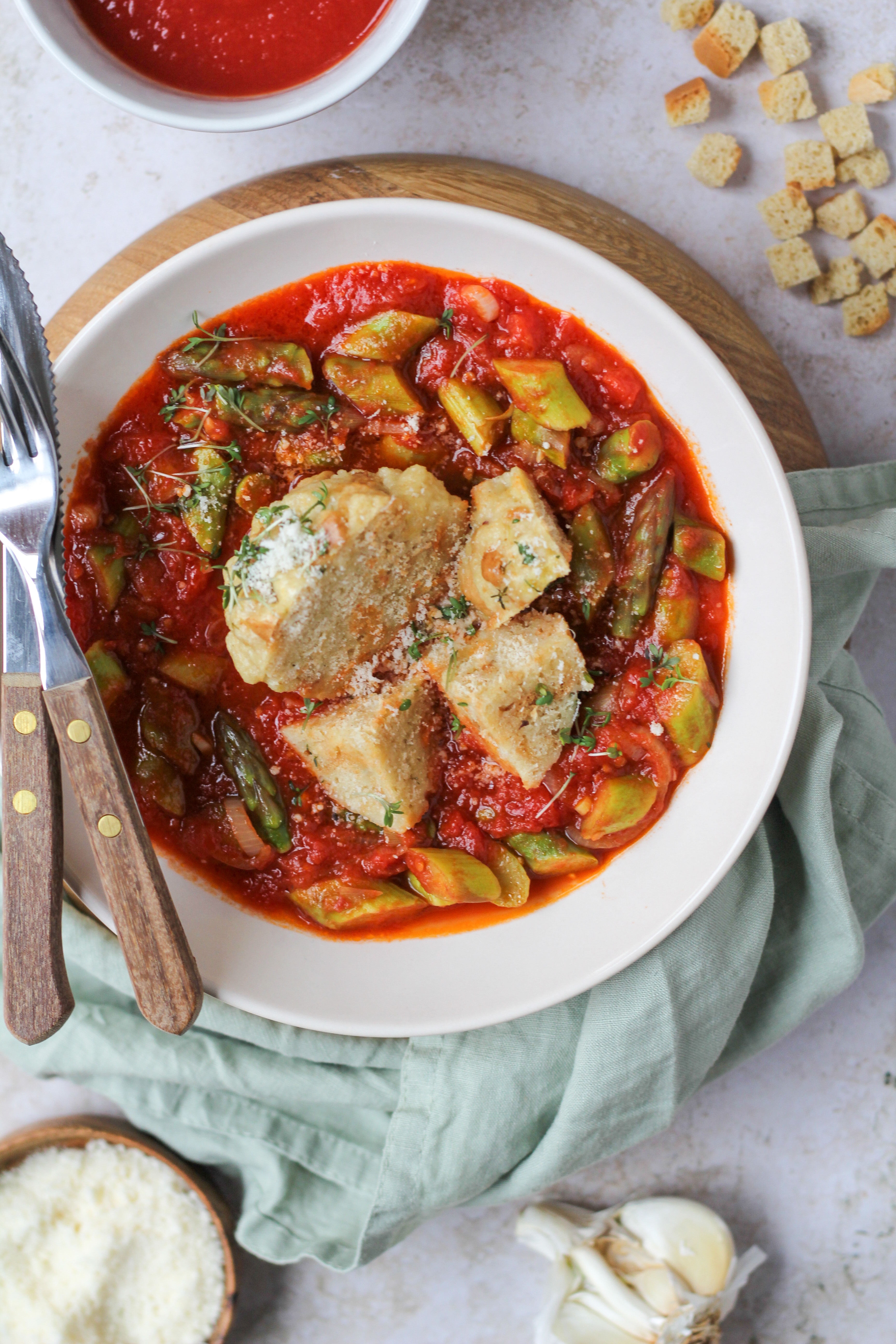 Semmelknödel Spargel Tomatenragout