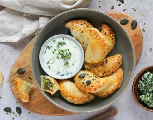 Topfenteig Tascherl mit Spinat und Feta Käse
