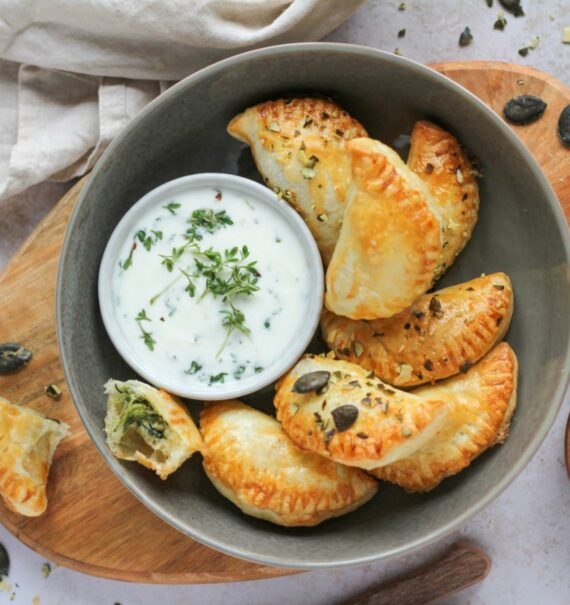 Topfenteig Tascherl mit Spinat und Feta Käse