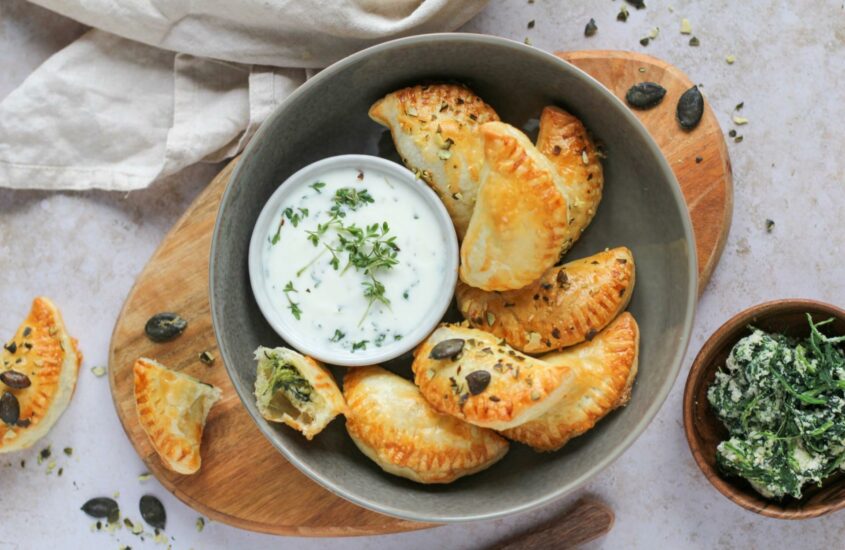 Topfenteig Tascherl mit Spinat und Feta Käse