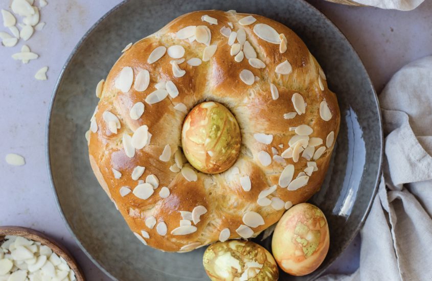 Germteig Osternester mit Zwiebelschalen Eier