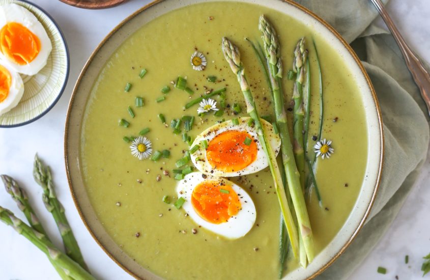 Spargelsuppe mit Ei und Schnittlauch