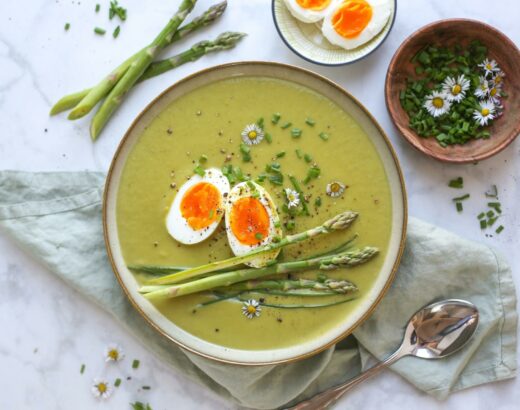 Spargelsuppe mit Ei und Schnittlauch