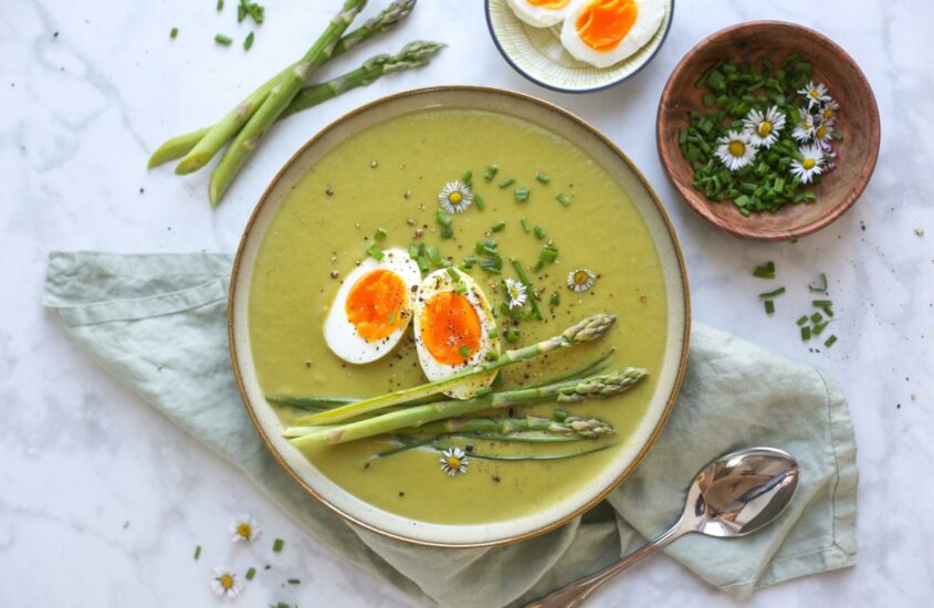 Spargelsuppe mit Ei und Schnittlauch
