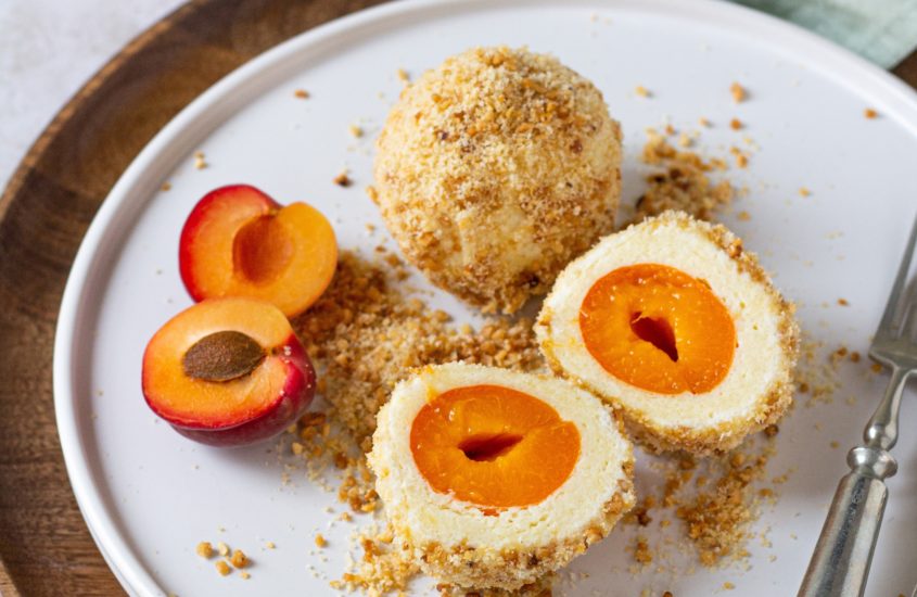 Marillenknödel in Nussbrösel