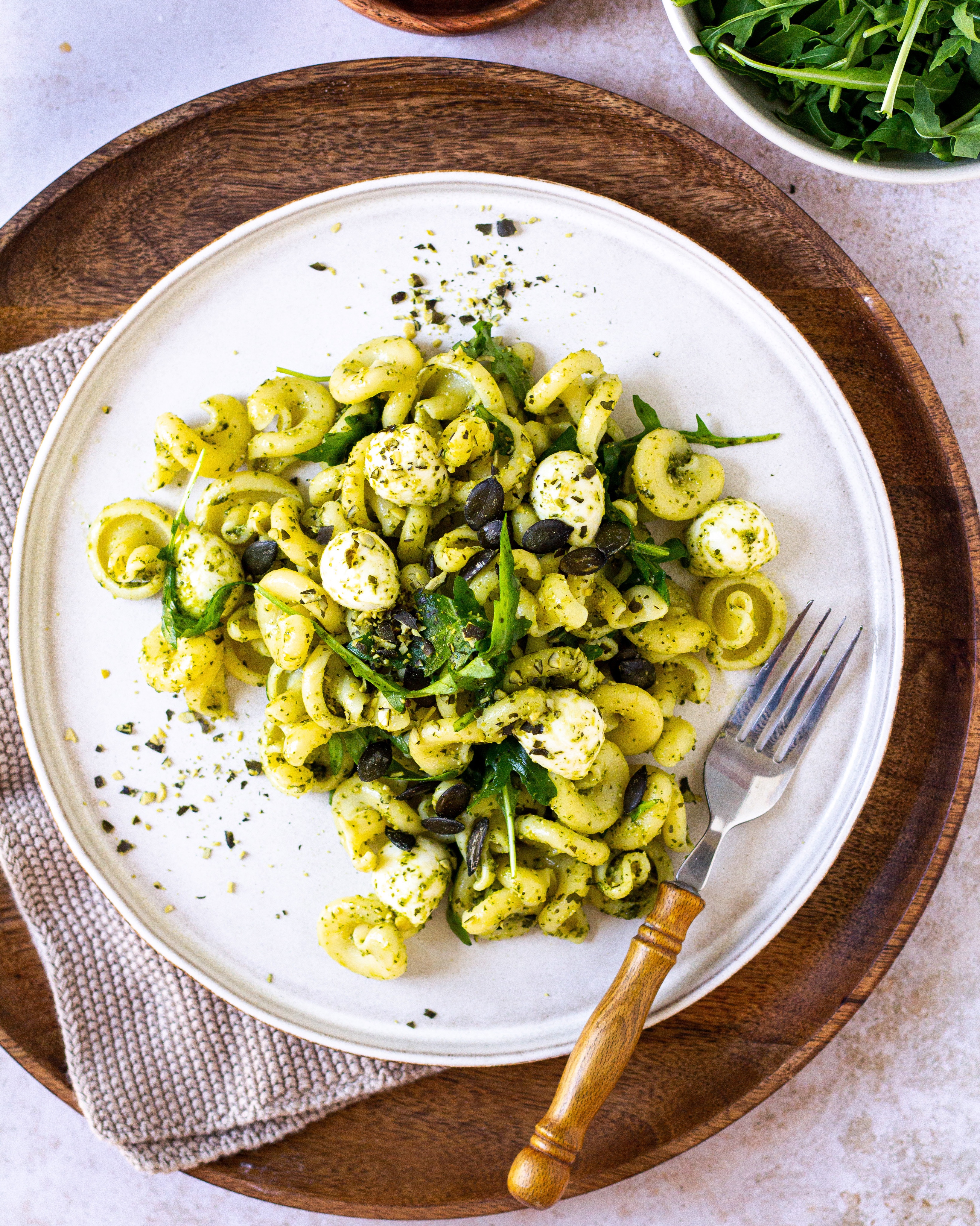 Nudelsalat mit Rucola Pesto und Mozzarella