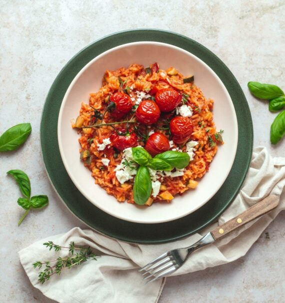 Tomaten-Eintopf mit Zucchini und Feta