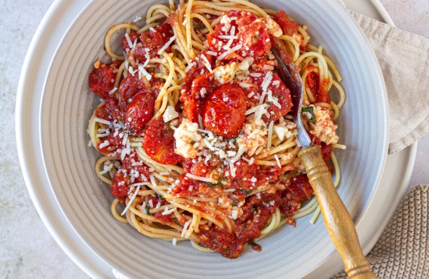 Spaghetti mit gerösteten Tomaten und Feta Käse aus dem Backofen