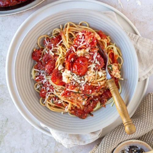 Ofenspaghetti mit Feta und Tomaten