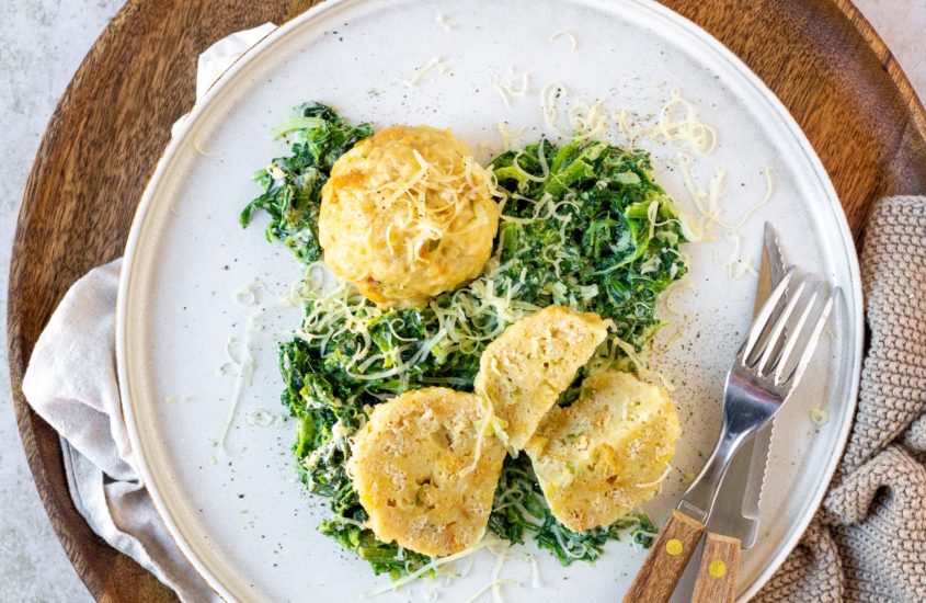Käseknödel auf Rahmspinat