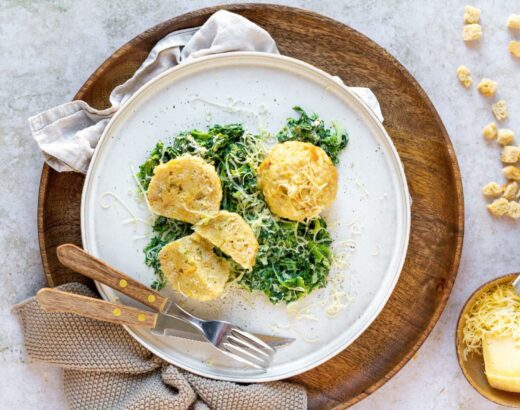 Käseknödel auf Rahmspinat