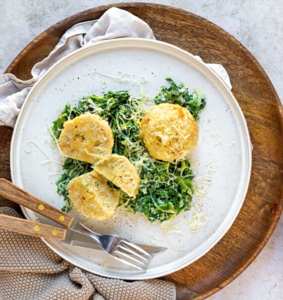 Käseknödel auf Rahmspinat