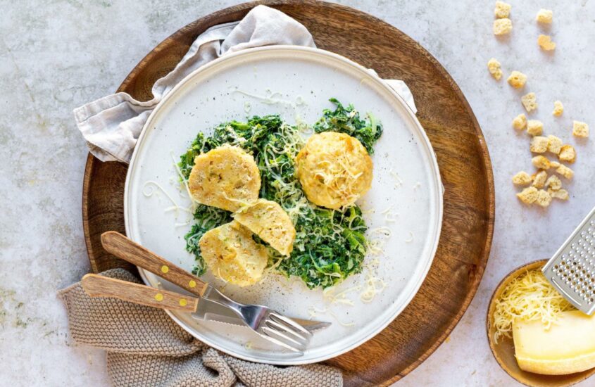 Käseknödel auf Rahmspinat