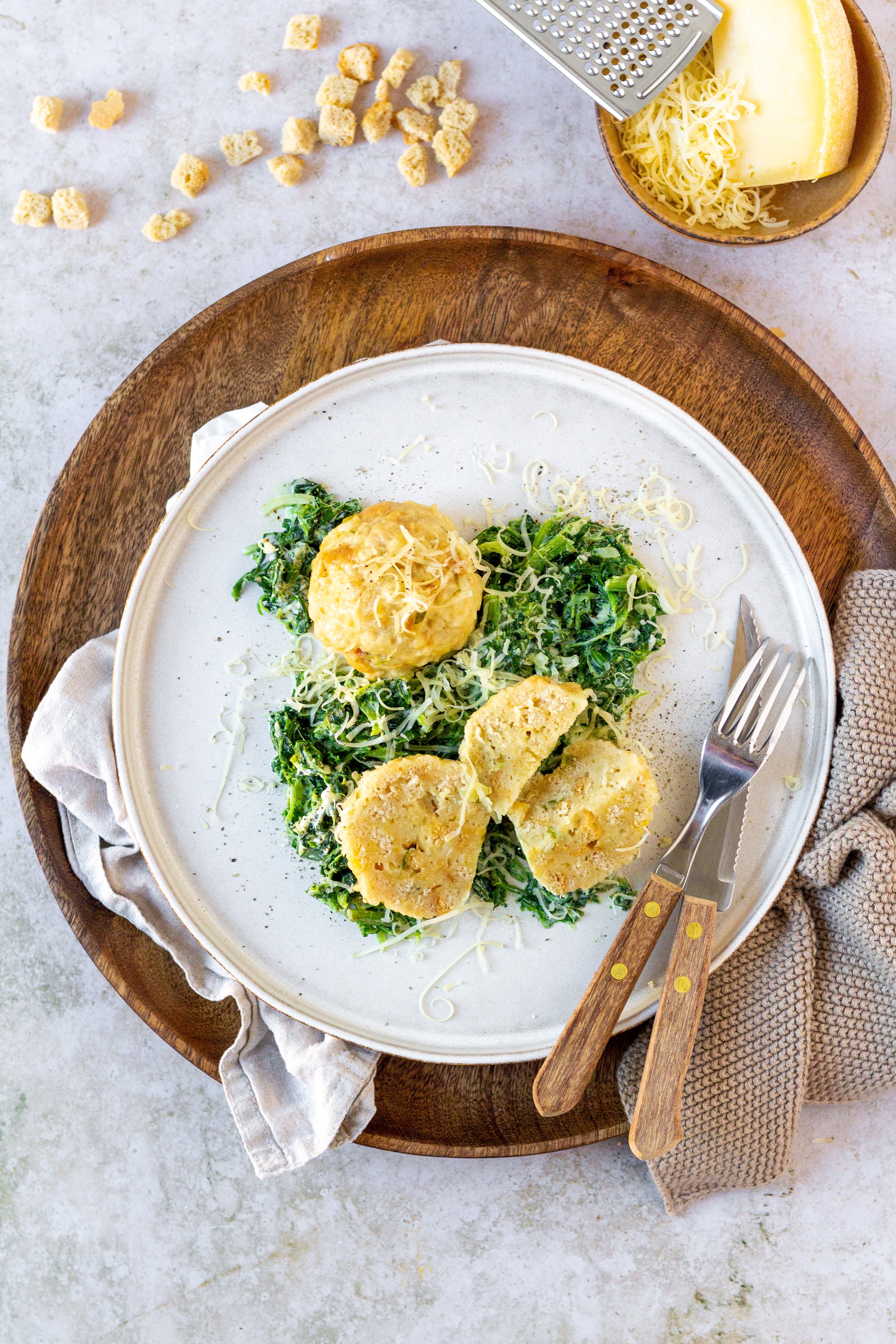 Käseknödel auf Rahmspinat