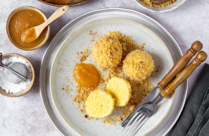 Grießknödel mit Apfelmus