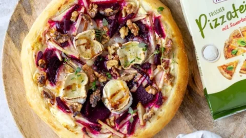 Rote Rüben Pizza mit Ziegenkäse und Walnüssen