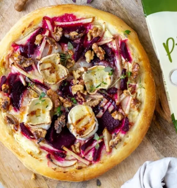 Rote Rüben Pizza mit Ziegenkäse und Walnüssen