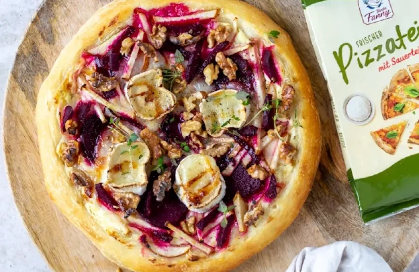 Rote Rüben Pizza mit Ziegenkäse und Walnüssen