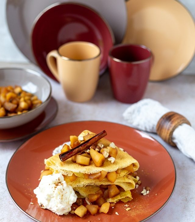 Apfel-Palatschinken mit Vanille-Sahne - cookiteasy by Simone Kemptner