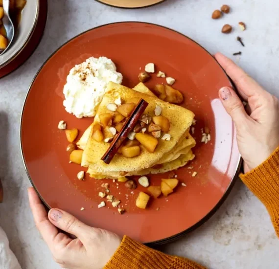 Apfel-Palatschinken mit Vanille-Sahne