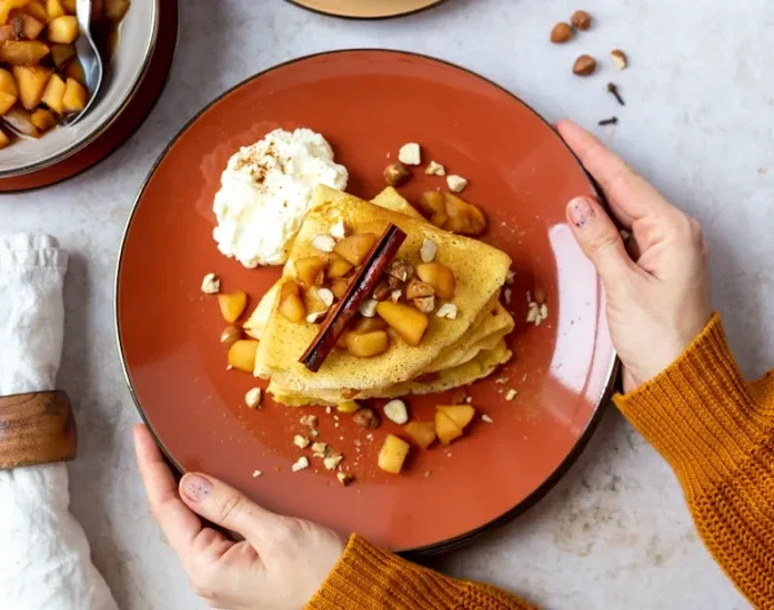 Apfel-Palatschinken mit Vanille-Sahne