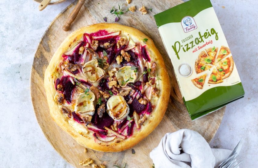 Rote Rüben Pizza mit Ziegenkäse und Walnüssen