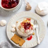 Mini Pavlova mit Zwetschkenröster