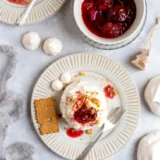 Mini Pavlova mit Zwetschkenröster