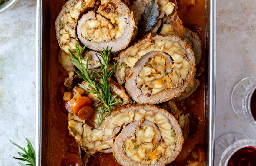 Rinderrollbraten mit Speck Kohlsprossen und Gewürzäpfeln