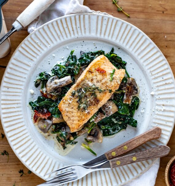 Lachsfilet mit Spinat in Parmesansauce