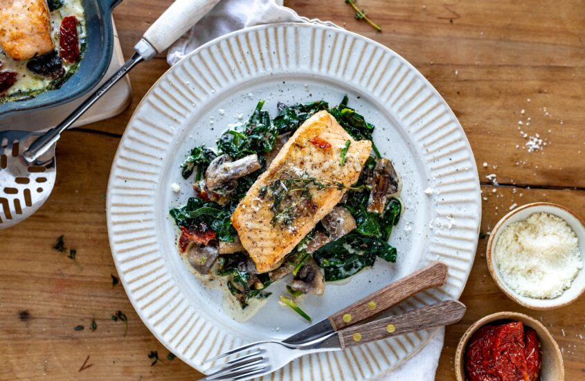 Lachsfilet mit Spinat in Parmesansauce