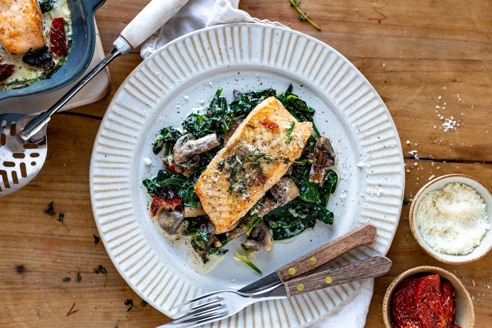 Lachsfilet mit Spinat in Parmesansauce - cookiteasy by Simone Kemptner