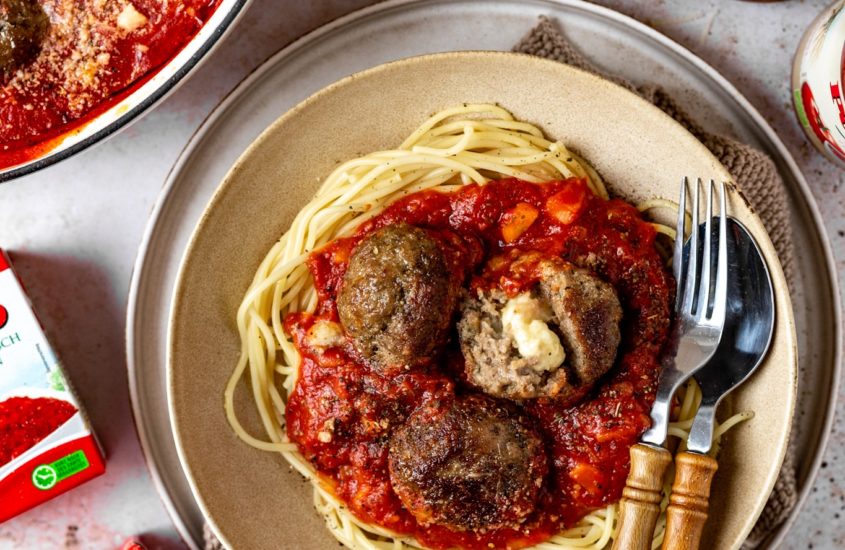 Gefüllte Hackfleischbällchen mit Mozzarella in fruchtiger Tomatensauce