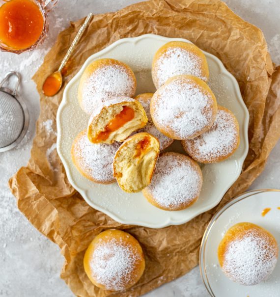 Ofenkrapfen mit Marillenmarmelade
