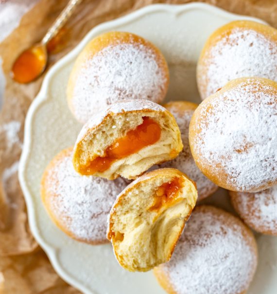 Ofenkrapfen mit Marillenmarmelade