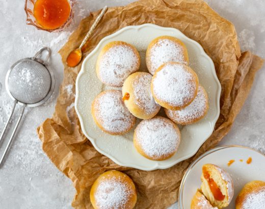 Ofenkrapfen mit Marillenmarmelade