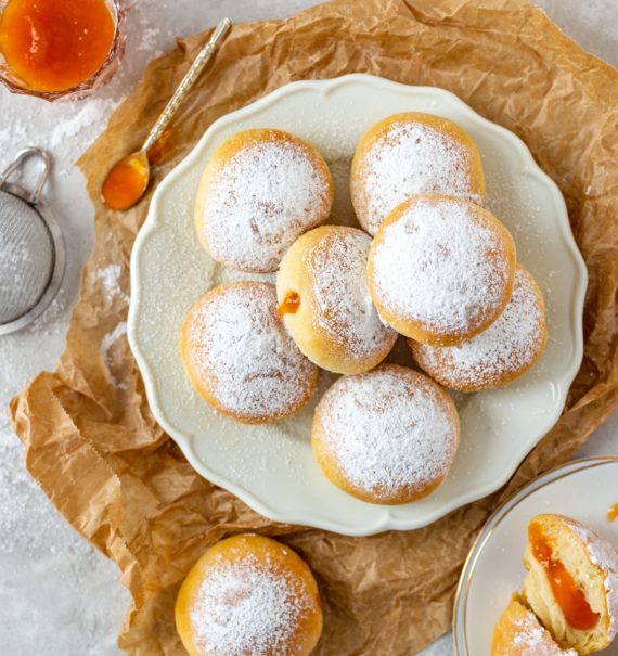 Ofenkrapfen mit Marillenmarmelade