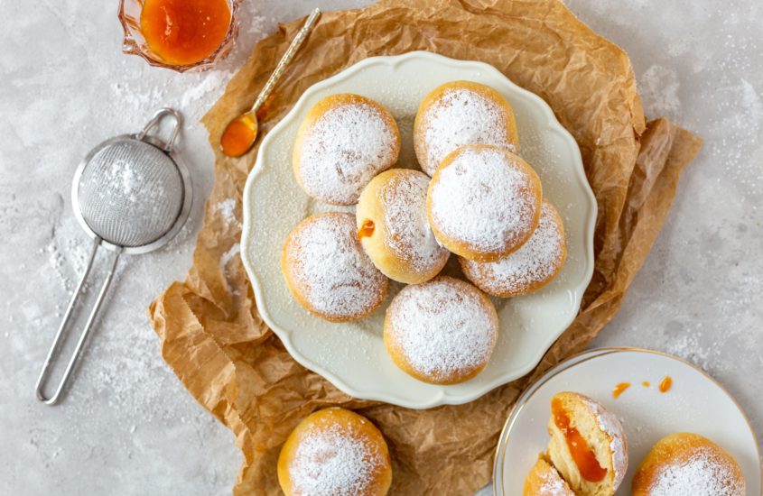 Ofenkrapfen mit Marillenmarmelade